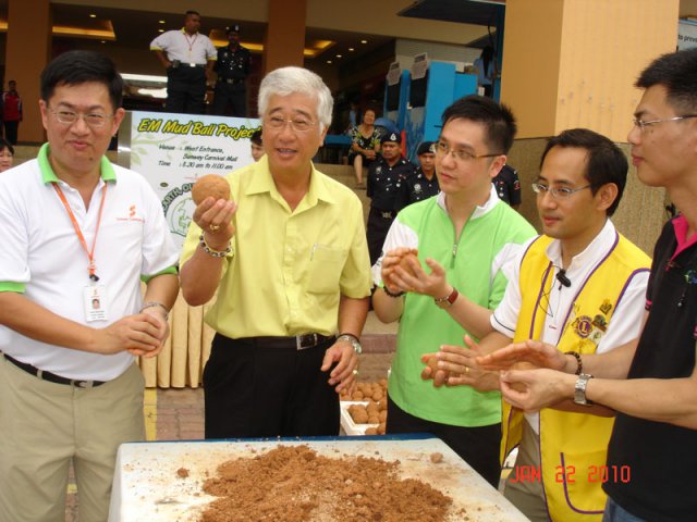 13.YB Tuan Phee Boon Poh membuat bebola tanah di Sunway Carnival Mall Seberang Jaya pada 22-1-2010
